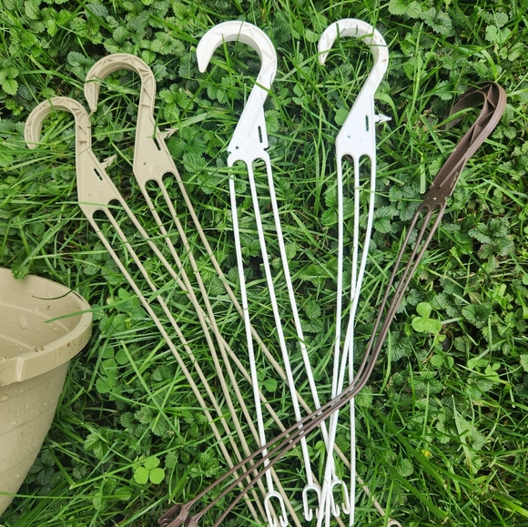 5 Plastic Hanging Flower Pots - Picture 6 of 7